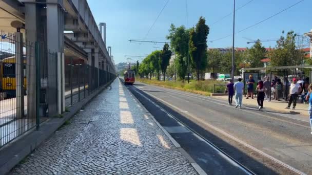 Retro Straßenbahn Der Haltestelle Lissabon — Stockvideo