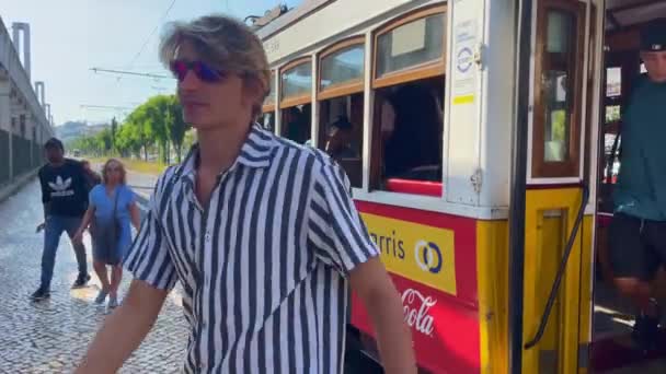 Passeggeri Scendono Tram Retrò Lisbona — Video Stock