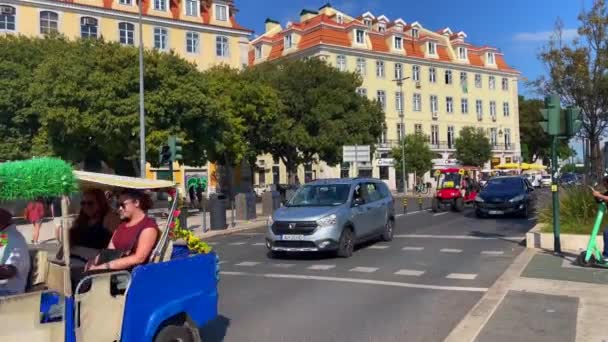 Riquixá Conduzir Estrada Lisboa — Vídeo de Stock