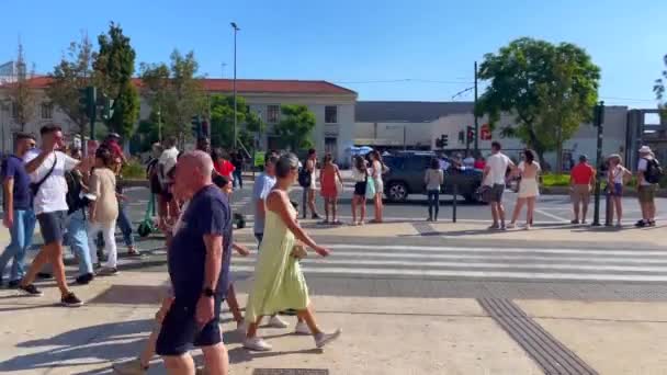 Pedoni Attesa Attraversare Strada Lisbona — Video Stock