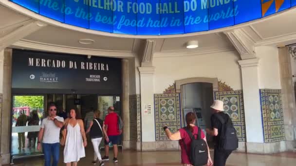 在里斯本Mercado Ribeira散步的人 — 图库视频影像