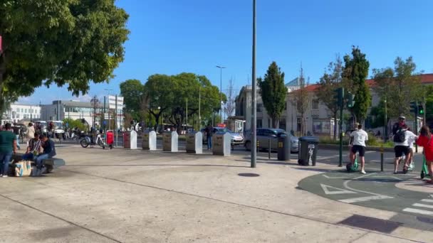 Piesi Przejeżdżający Przez Ulicę Lizbonie — Wideo stockowe