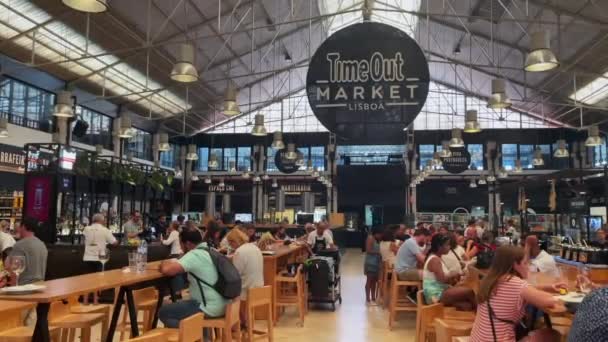 Lizbon Daki Mercado Ribeira Salonundaki Mola Pazarında Yemek Yiyen Insanlar — Stok video