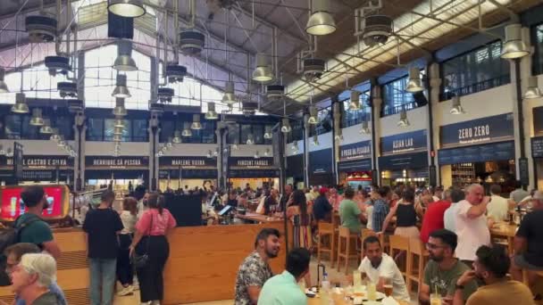 里斯本Mercado Ribeira大厅的超时工作市场上吃饭的人 — 图库视频影像