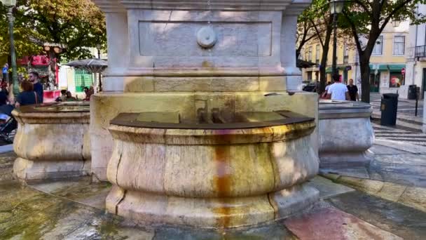 Вода Виливається Фонтану Статуї Лісабоні — стокове відео