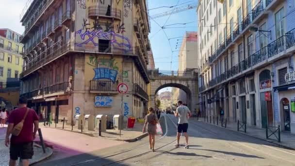 Lizbon Rua Das Flores Yürüyen Insanlar — Stok video