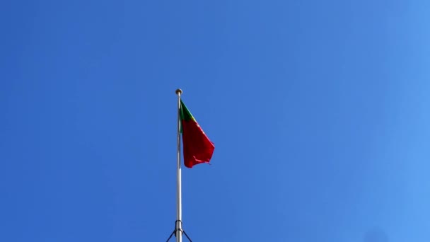 Πορτογαλική Σημαία Κυματίζει Μπλε Ουρανό Στο Βάθος — Αρχείο Βίντεο