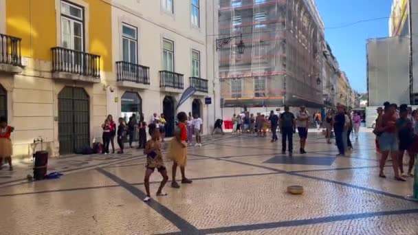 Fiatal Fekete Afrikai Lányok Táncolnak Augusta Utcában Lisszabonban — Stock videók