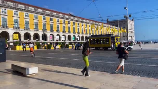 Eléctrico Retro Parou Estrada Lisboa — Vídeo de Stock