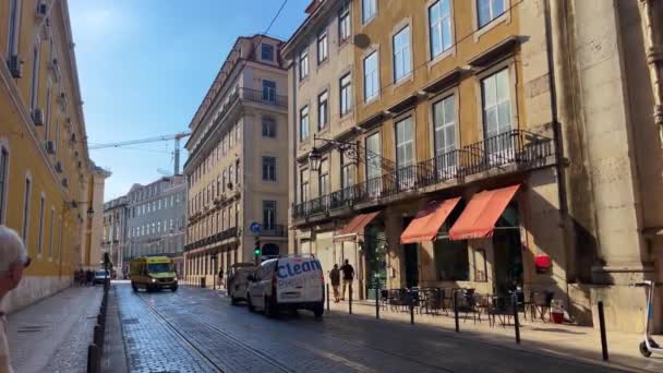 Pojazd Pogotowia Ratunkowego Lizbonie Sygnalizatorami Niebieskimi Światłami Błyskowymi — Wideo stockowe