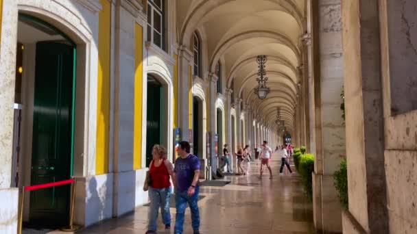 Persone Che Camminano Lungo Corridoio Del Centro Storico Lisboa — Video Stock