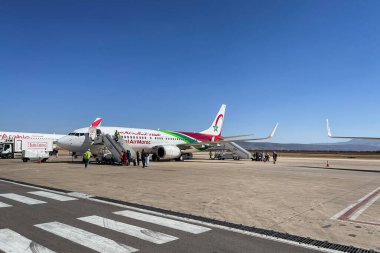 Havaalanından Royal Air Maroc uçağına binen yolcular