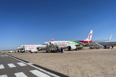 Havaalanından Royal Air Maroc uçağına binen yolcular