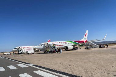 Havaalanından Royal Air Maroc uçağına binen yolcular