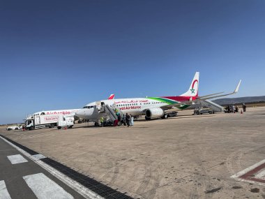 Havaalanından Royal Air Maroc uçağına binen yolcular
