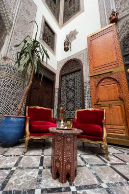 Geleneksel gümüş çaydanlık, içinde çay fincanları olan.