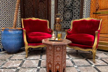 Geleneksel gümüş çaydanlık, içinde çay fincanları olan.