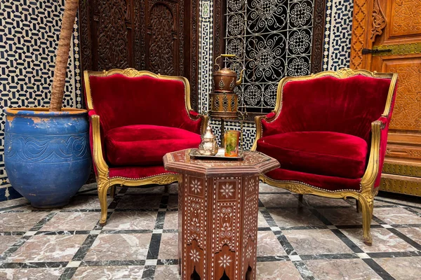 Tetera Plata Tradicional Con Tazas Una Mesa Dentro Riad —  Fotos de Stock