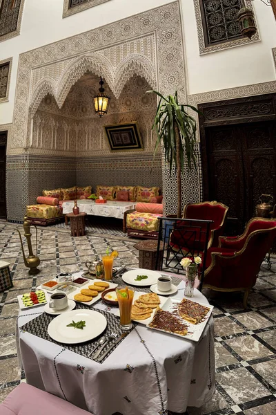 モロッコの朝食は フェズの古いメディアで豪華な数十キロの中で提供しています — ストック写真