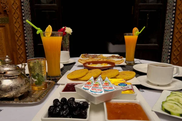 Marokańskie Śniadanie Serwowane Wewnątrz Luksusowe Riad Starej Medyny Fez — Zdjęcie stockowe