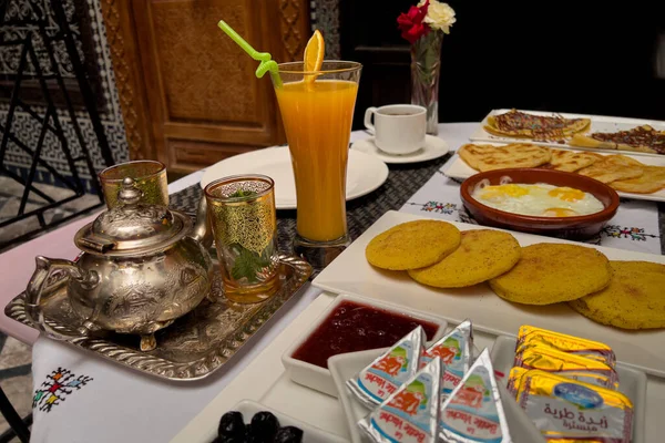 Marokańskie Śniadanie Serwowane Wewnątrz Luksusowe Riad Starej Medyny Fez — Zdjęcie stockowe