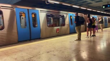 Metro Lizbon 'daki metro istasyonuna varıyor.