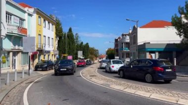 Sintra 'da arabalar güvenli bir şekilde ilerliyor.