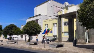 Genç bir çift bebekleriyle Sintra Modern Sanatlar Müzesi 'nde yürüyor. 