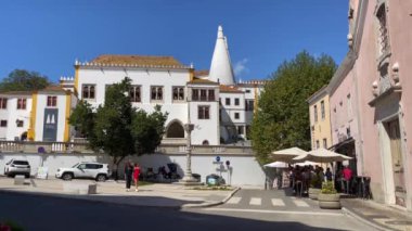 Portekiz 'deki Sintra Ulusal Sarayı yakınlarında yürüyen insanlar