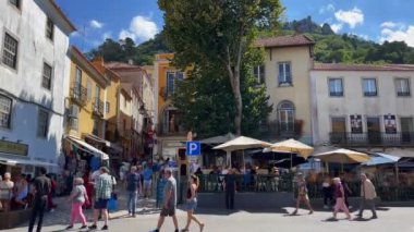 Portekiz 'in Sintra kentini gezen turistler