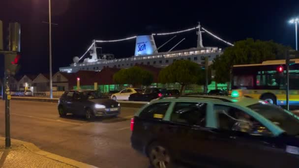 Autók Úton Egy Nagy Sétahajóval Kikötve Háttérben Lisszabonban — Stock videók