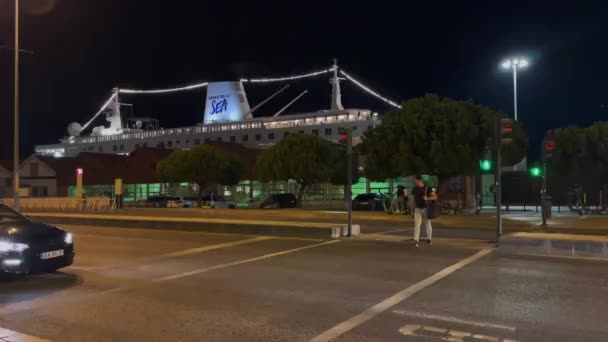 Pedestre Atravessando Estrada Com Grande Navio Cruzeiro Atracado Fundo Lisboa — Vídeo de Stock