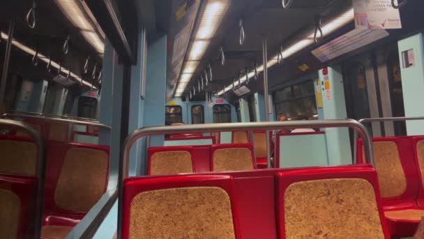 リスボンの動く地下鉄内の空の席 — ストック動画