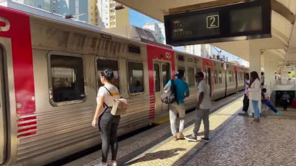 Passagiere Steigen Lissabon Einen Zug — Stockvideo