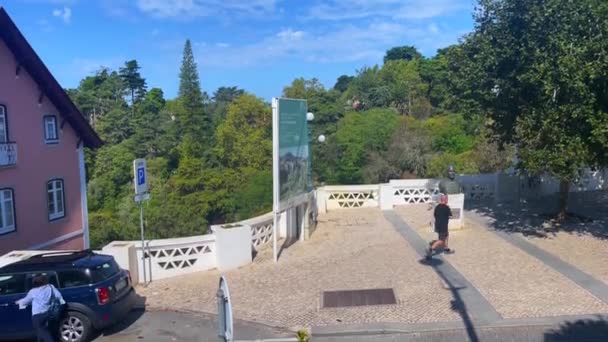 Турист Який Ходить Тротуаром Місті Сінтра Португалія — стокове відео