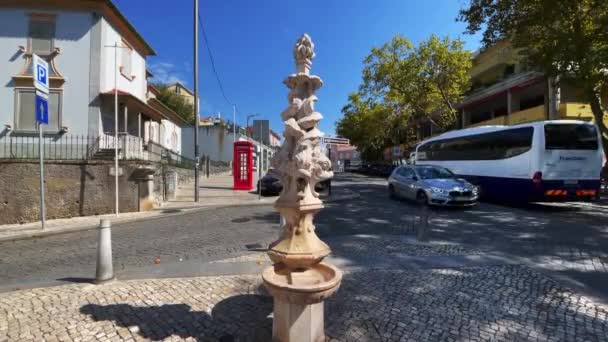 Αυτοκίνητα Οδήγηση Στο Δρόμο Κοντά Ένα Πέτρινο Σιντριβάνι Στο Sintra — Αρχείο Βίντεο