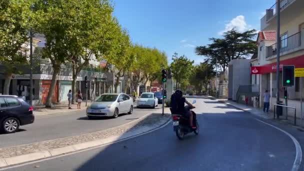 Автомобілі Безпечно Їдуть Дорозі Біля Зеленого Світлофора Сінтрі — стокове відео