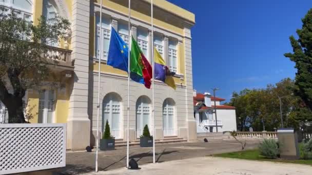 신트라에 미술관 앞에서 포르투갈 국기와 신트라 깃발이 펄럭이는 — 비디오