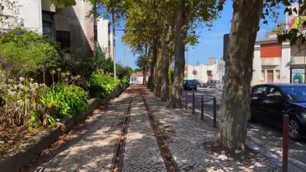 Autos Auf Der Straße Neben Straßenbahnschienen Der Stadt Sintra Portugal — Stockvideo