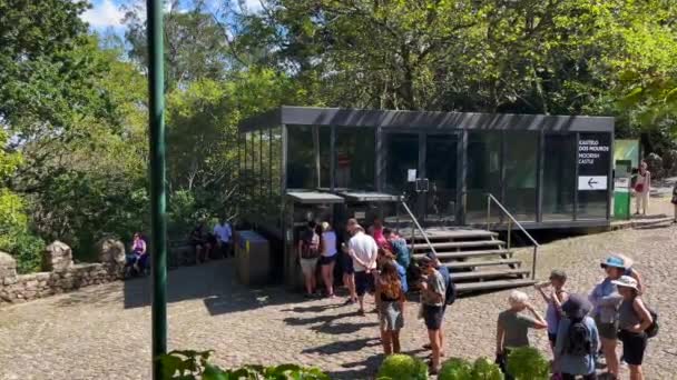 Touristen Stehen Schlange Eine Eintrittskarte Zum Nationalpalast Von Pena Sintra — Stockvideo