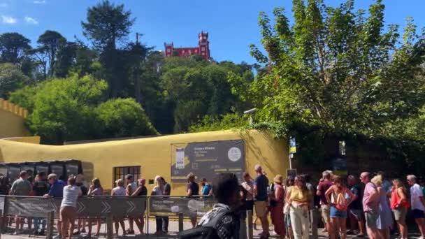 Туристы Ждут Очереди Въезд Национальный Дворец Пена Синтре — стоковое видео