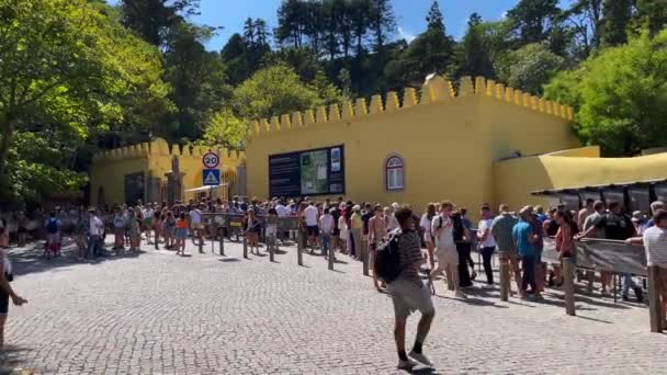 Туристы Ждут Очереди Въезд Национальный Дворец Пена Синтре — стоковое видео