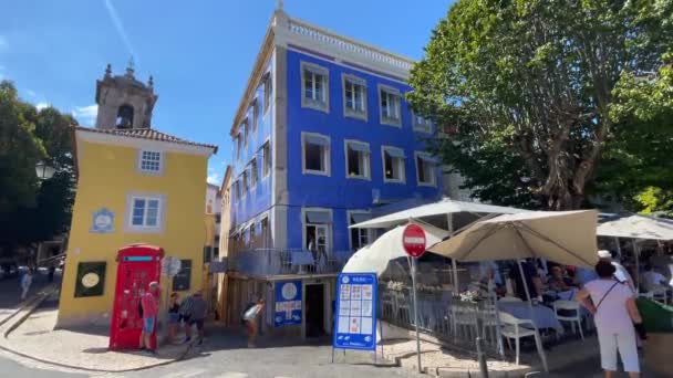 Människor Går Framför Vackra Blå Byggnad Sintra — Stockvideo