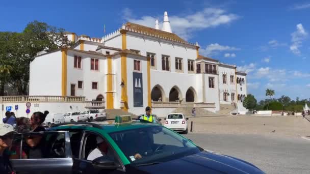 Клиенты Выходят Такси Рядом Национальным Дворцом Синтра Португалии — стоковое видео
