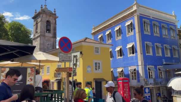Ludzie Spacerujący Przed Pięknym Niebieskim Budynkiem Sintra — Wideo stockowe