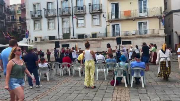 Ett Vuxet Par Som Dansar Det Gamla Alfamatorget Lissabon — Stockvideo