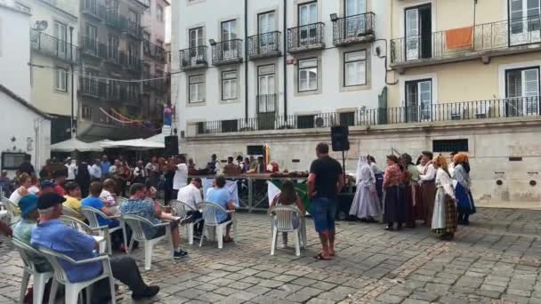 Una Pareja Adultos Bailando Antigua Plaza Alfama Lisboa — Vídeos de Stock