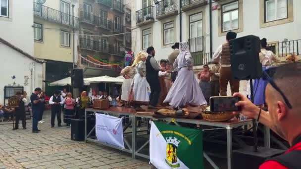 Portugiser Dansar Scen Med Traditionella Kostymer Det Gamla Alfamatorget Lissabon — Stockvideo