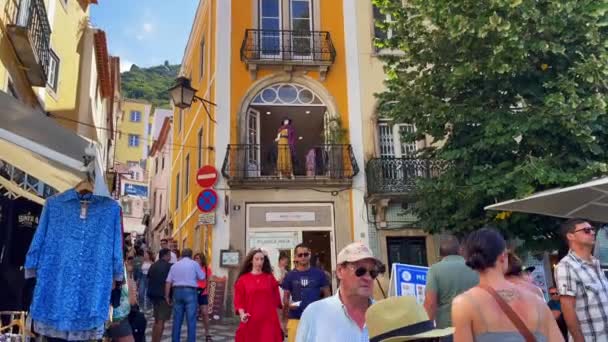 ポルトガルのシントラの街を探索する観光客 — ストック動画