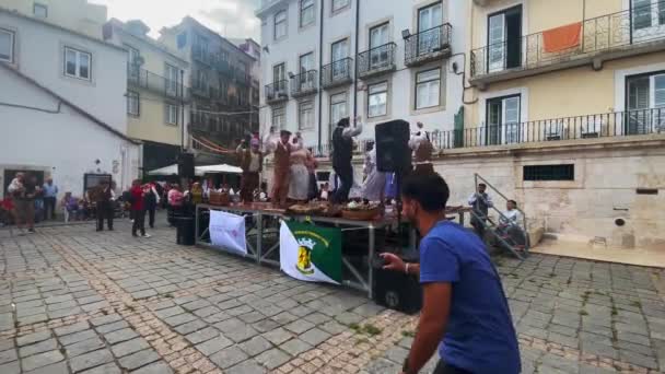 Portugezen Dansen Een Podium Met Traditionele Kostuums Het Oude Plein — Stockvideo